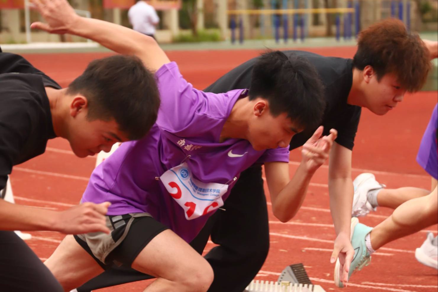 赛场高光万象，第五届田径运动会封面C位由你定义！