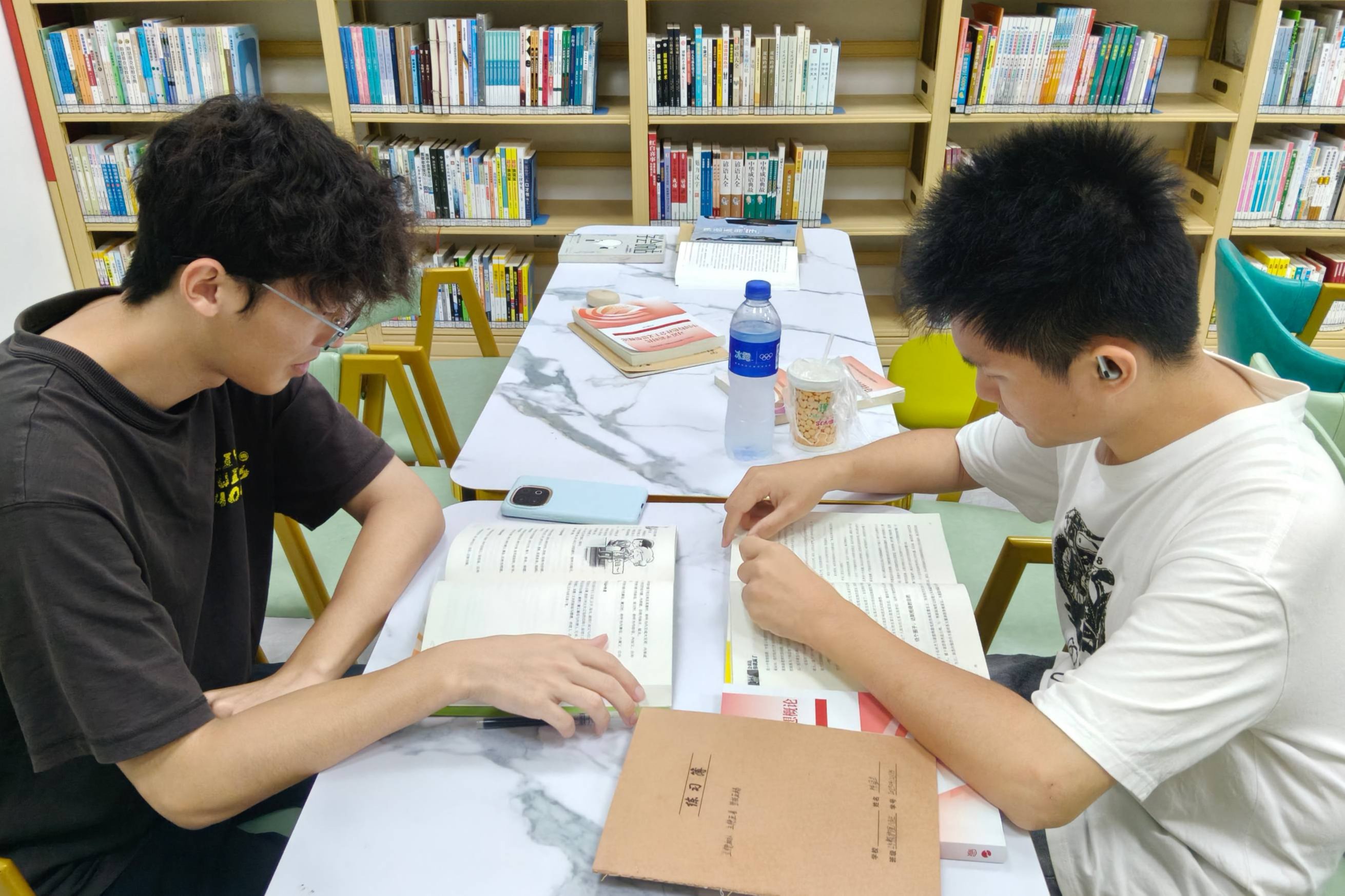 思政课教学部联合图书馆开展“图书馆里的思政课”主题活动