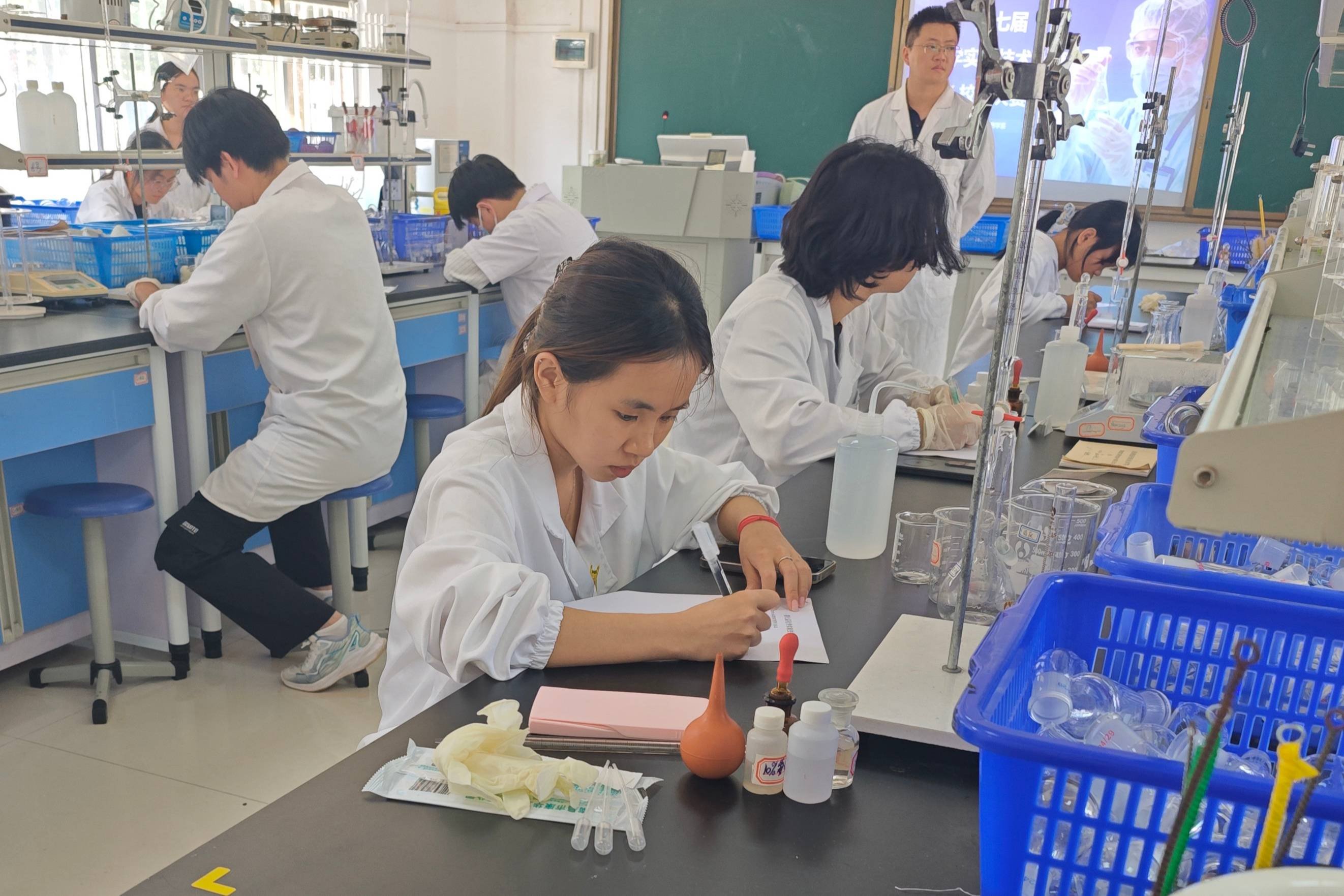 食品与药学系举办第七届化学实验技术大赛