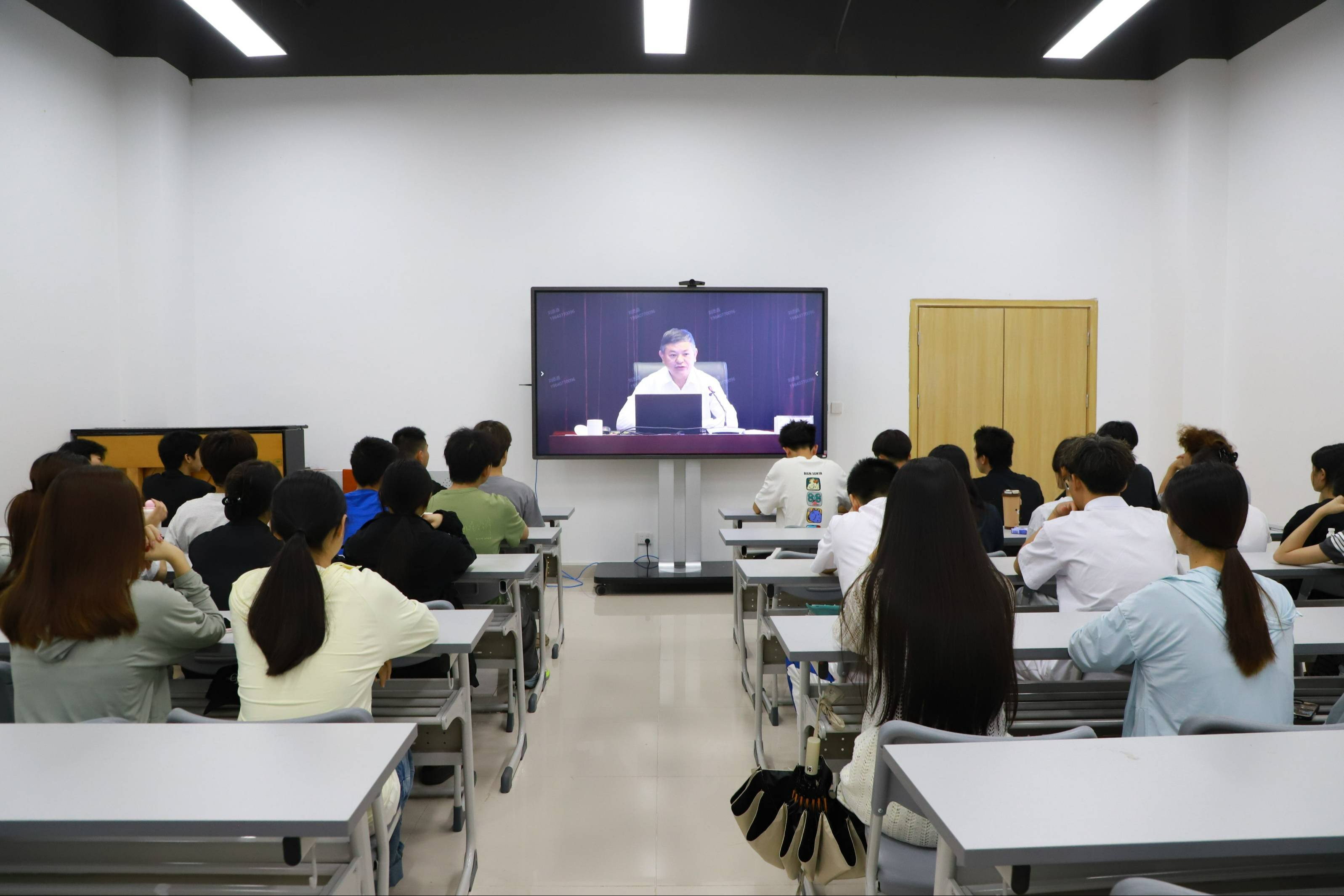 学院组织师生收看“中国生态文明大讲堂”第一讲