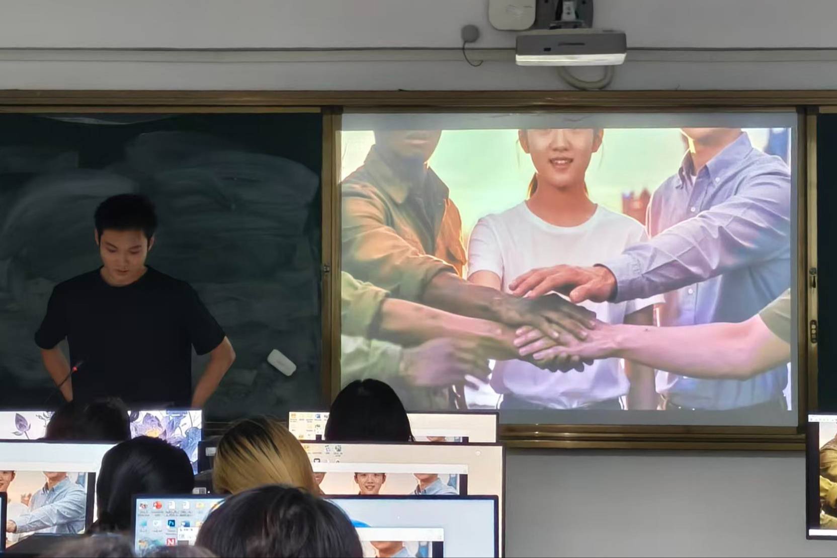 AI视频制作大赛精彩落幕  60余名学生用AI技术重现“闯海”岁月